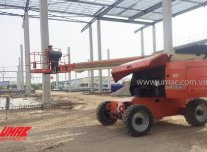 Xe nâng người đang thi công xây lắp kết cấu thép