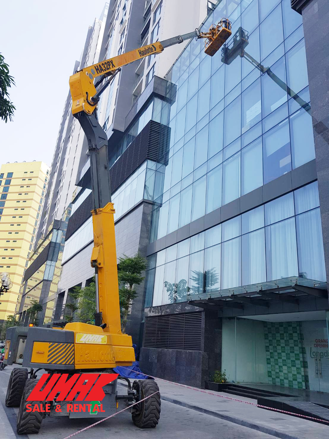 Xe nâng người Haulotte HA32PX thực hiện công việc lau kính tại tổ hợp căn hộ chung cư cao cấp của Tập đoàn Sun Group