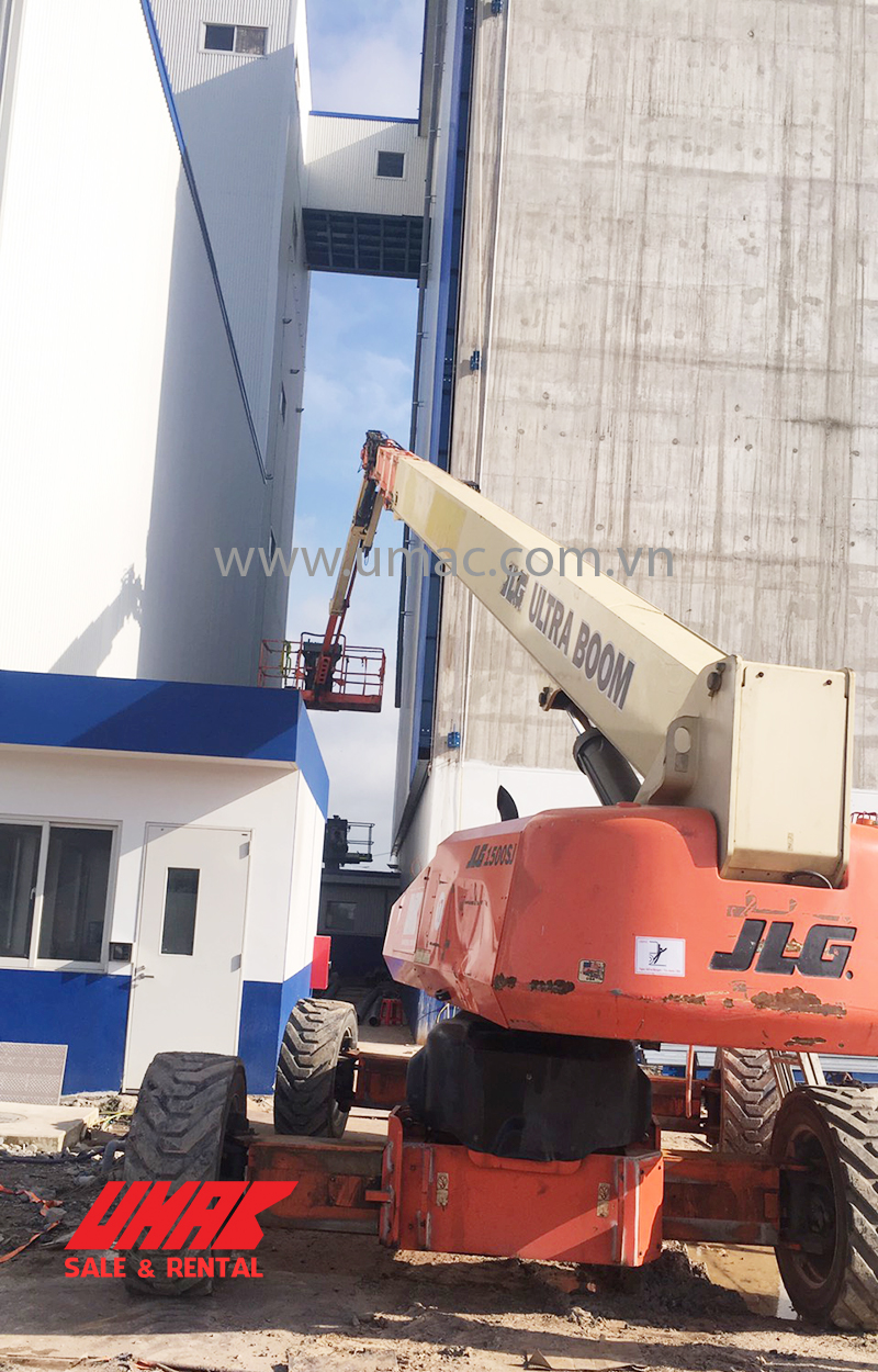 Telescopic boom lift can perform at difficult access point.