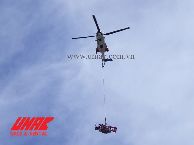 xe nâng người chân nhện Teupen vận chuyên lên núi đồi bằng trực thăng