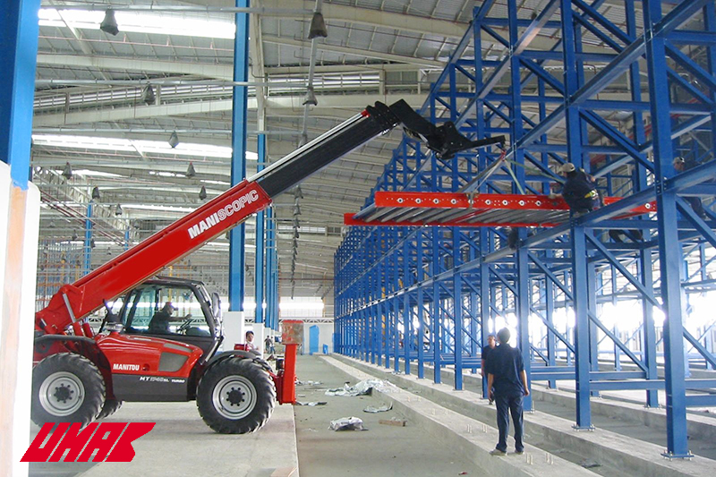 telehandler-cho-lap-dat-nha-may