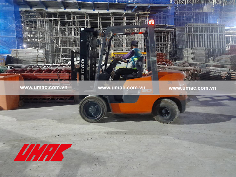 Loại xe nâng hàng 3 tấn UMAC Việt Nam cho thuê tại công trình Hưng Yên
